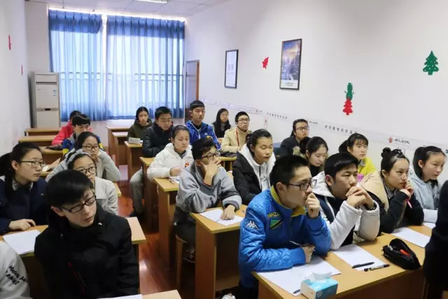 初三的学子听课时刻，也透露着思考的表情